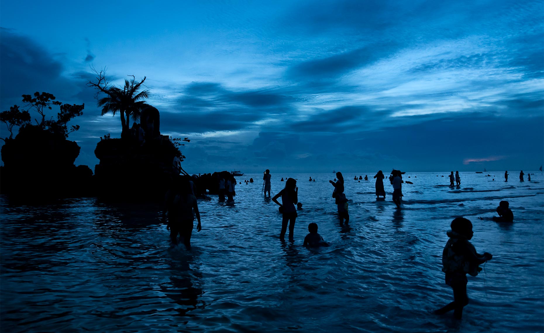 dramatic-sky-at-boracay_beach_philippines_at_dusk