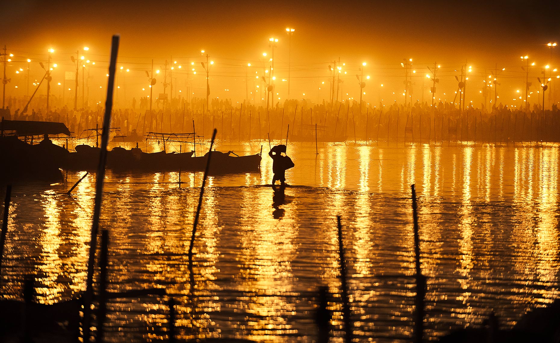hindu_pilgrim_walking_on_the_water_in_kumbh_mela_india