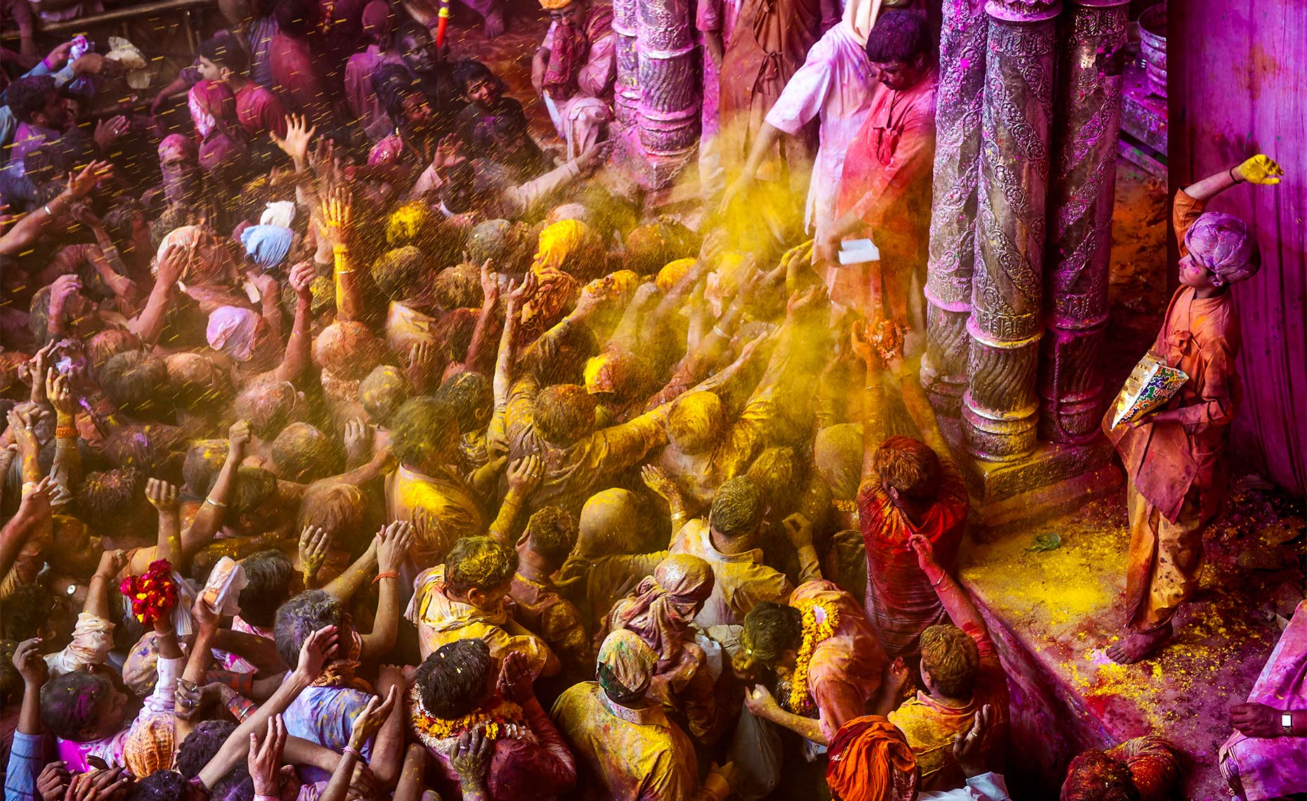 holi_festival_in_banke_bihari_hindu_temple_vridavan_india