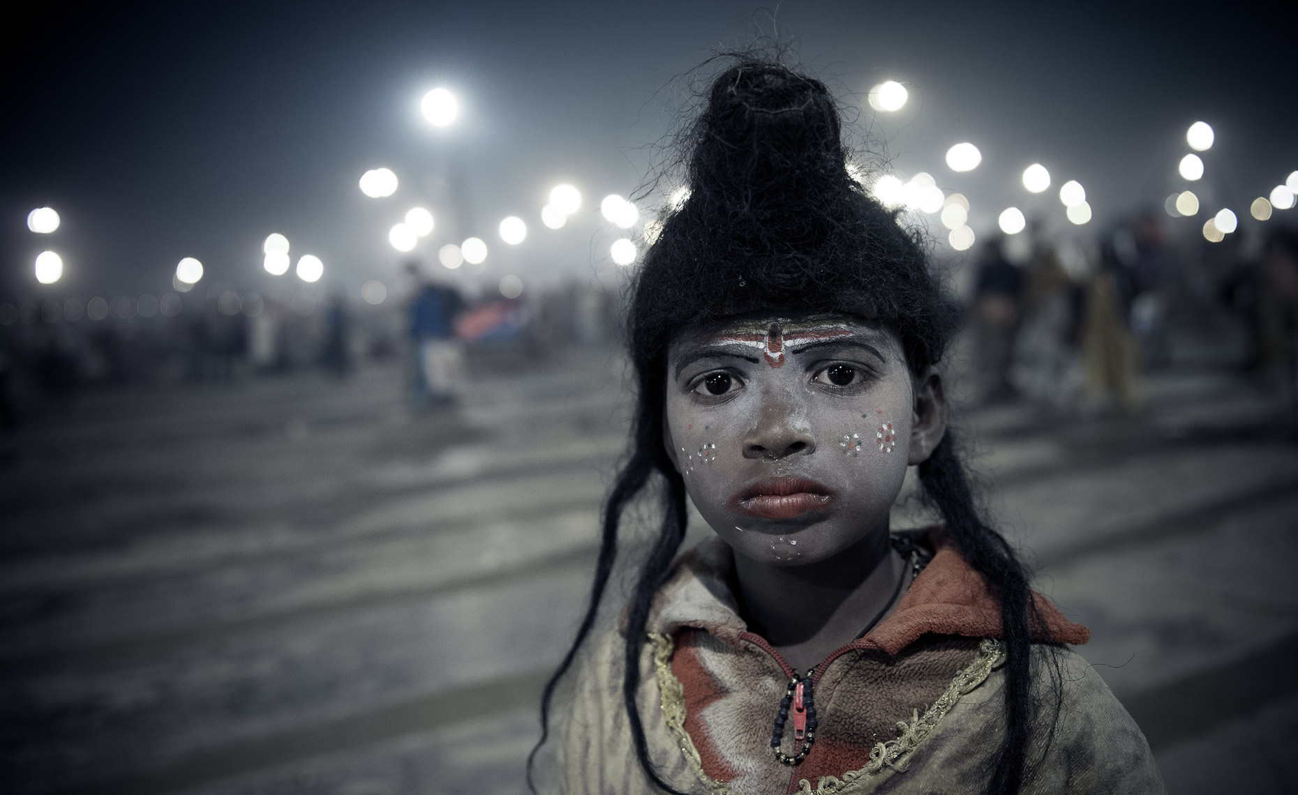 kumbh-mela-india-girl-with-face-paint